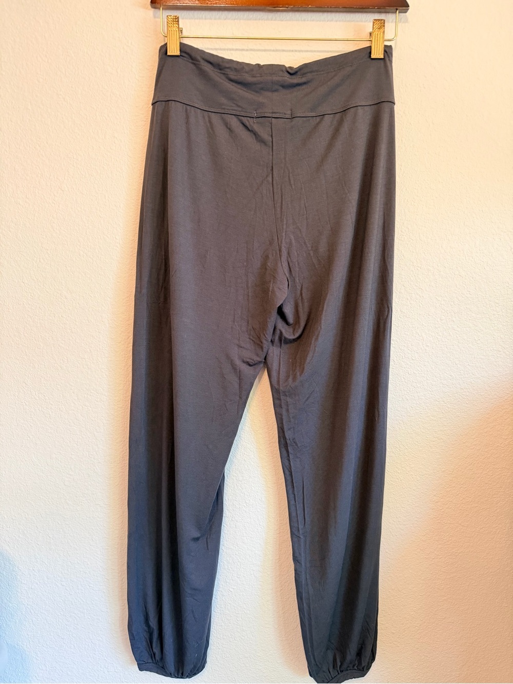Barefoot Dreams Luxe Milk Jersey Namaste Joggers with pockets, grey, Size Small - Picture 7 of 13